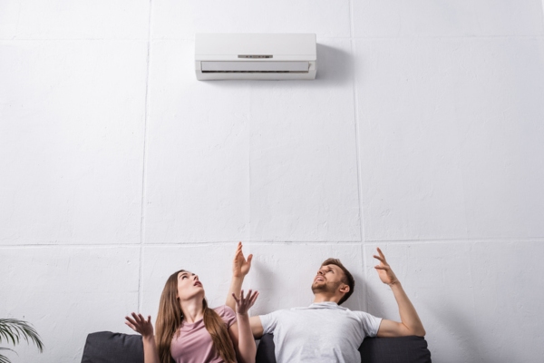 couple annoyed due to air conditioner failure