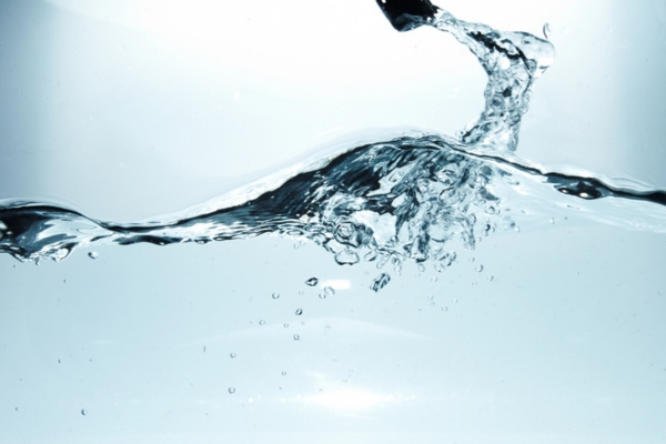 image of water splash with bubbles depicting role of water in boiler system